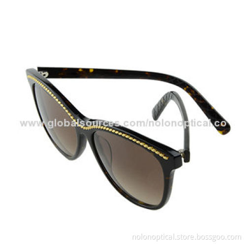 Fashion Sunglasses with gold chain accessory decoration in frame